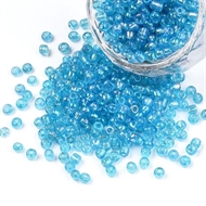3 mm. turkis, klare, regnbueskinnende glasperler, 50 g = 3,3 m.